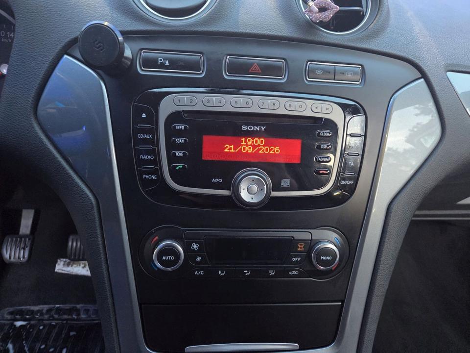 Ford Mondeo 2011 — interior