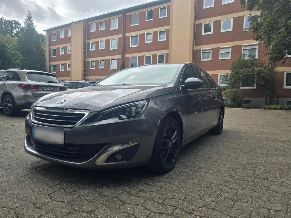 Peugeot 308 2015 — rear view
