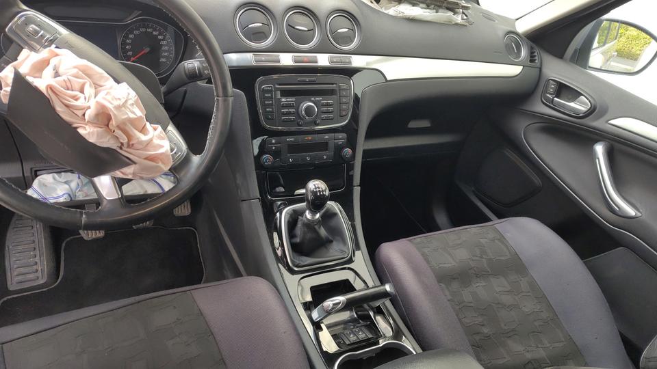 Ford S-Max 2011 — photo 16