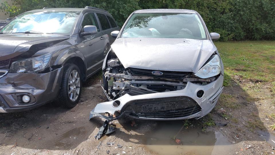 Ford S-Max 2011 — photo 17