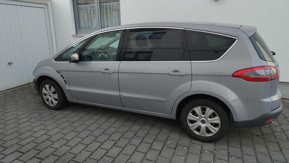 Ford S-Max 2011 — rear view