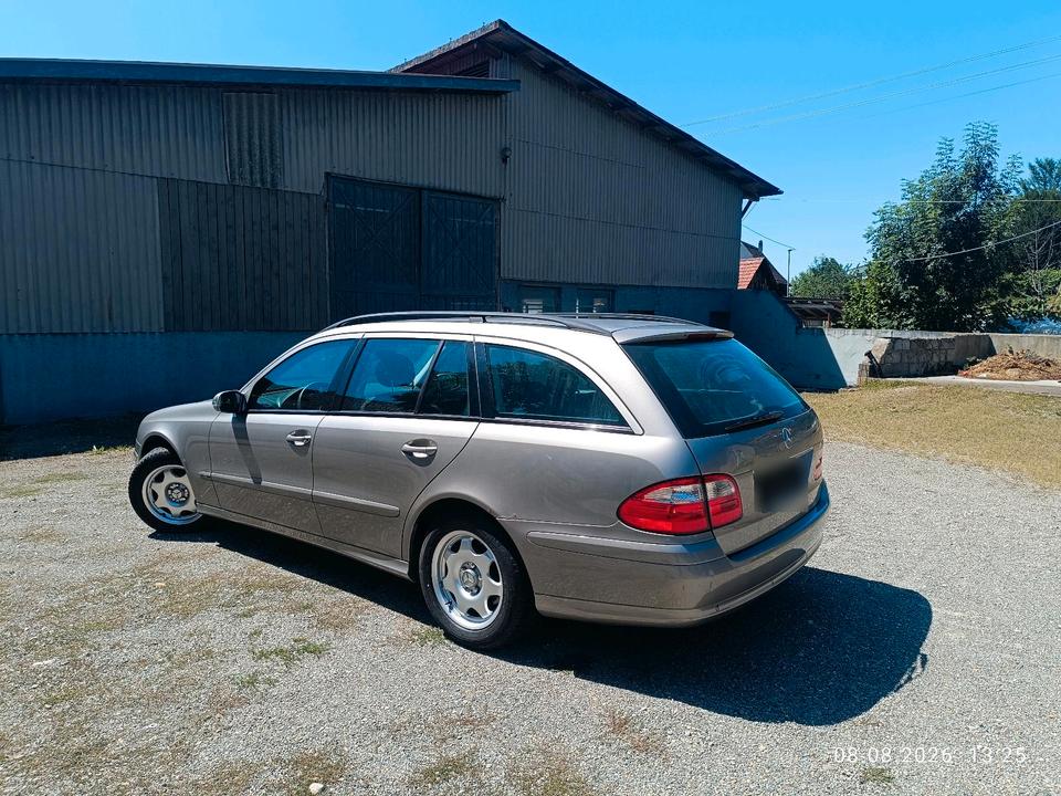 Mercedes Benz E 220 2005 — rear view