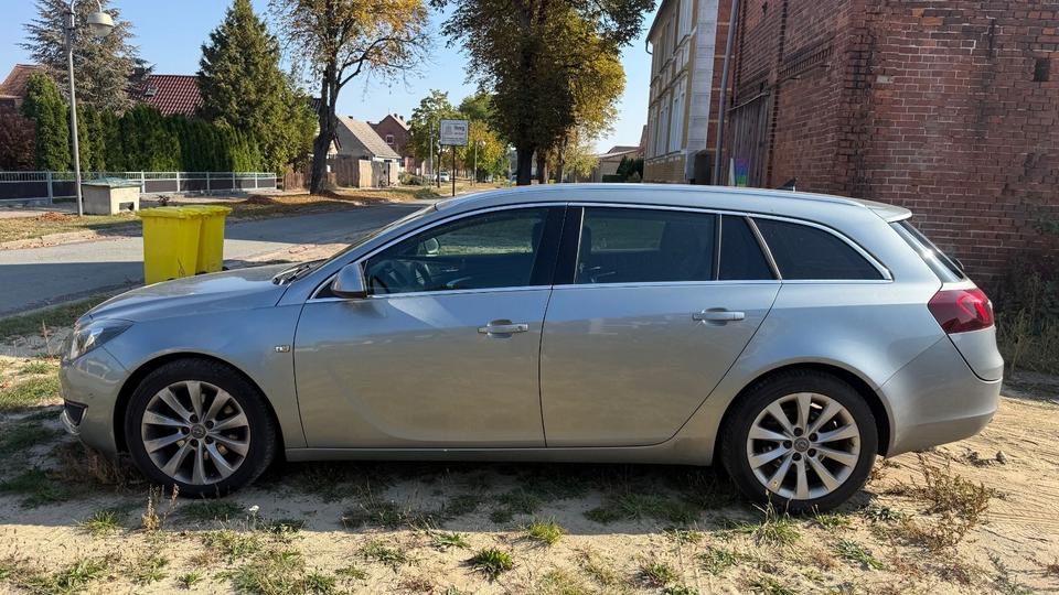 Opel Insignia 2015 — вигляд ззаду