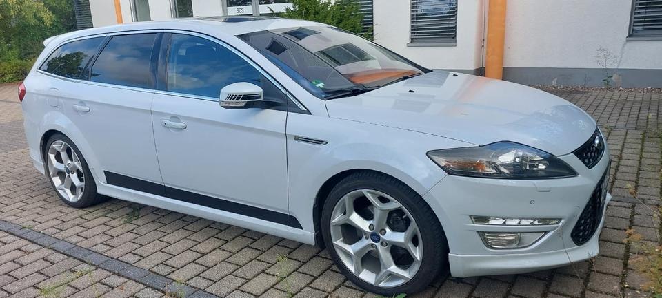 Ford Mondeo 2011 — rear view