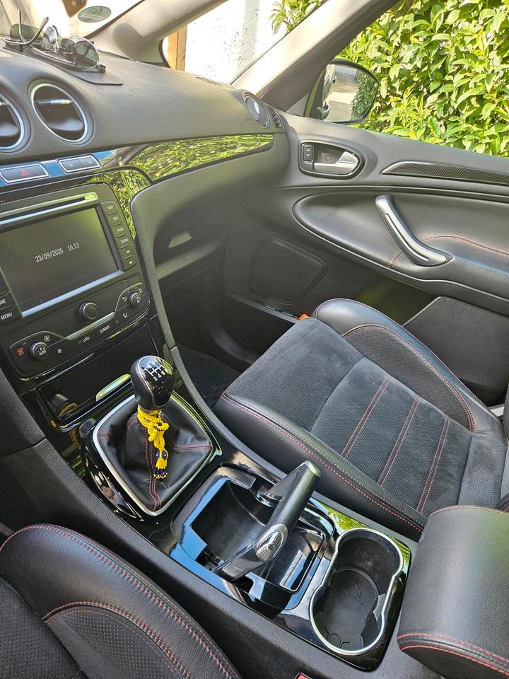 Ford S-Max 2011 — photo 11