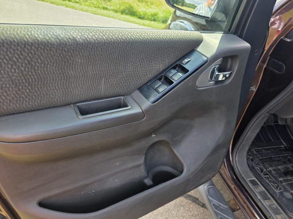 Nissan Navara 2012 — photo 17