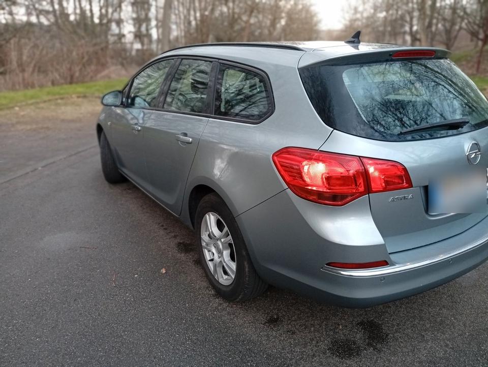 Opel Astra 2015 — rear view