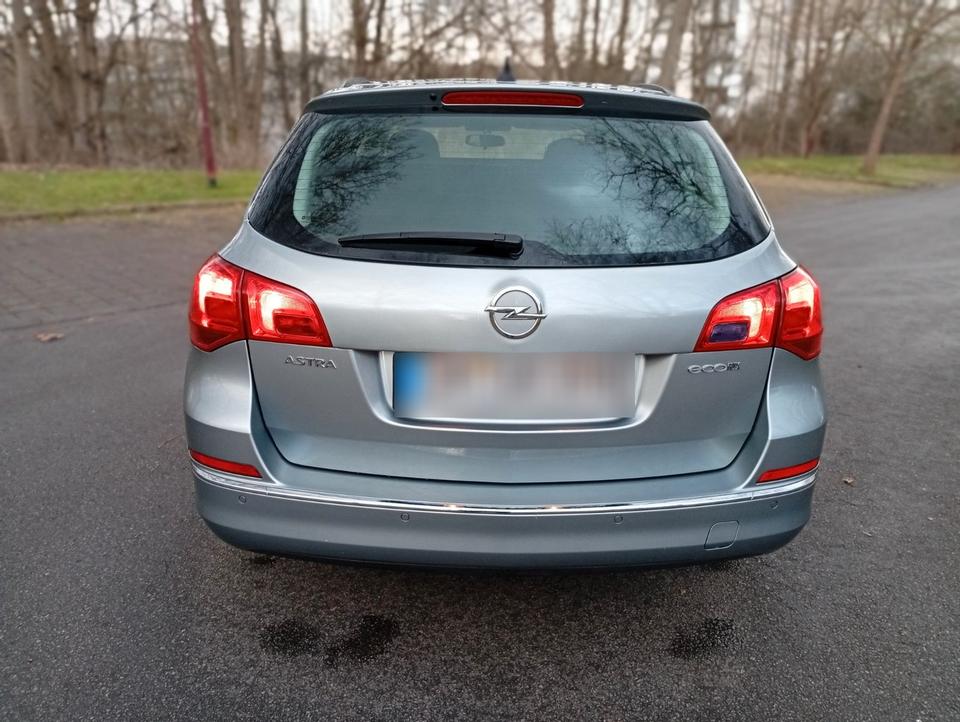 Opel Astra 2015 — interior