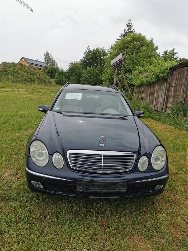 Mercedes Benz E 270 2004 — вигляд ззаду