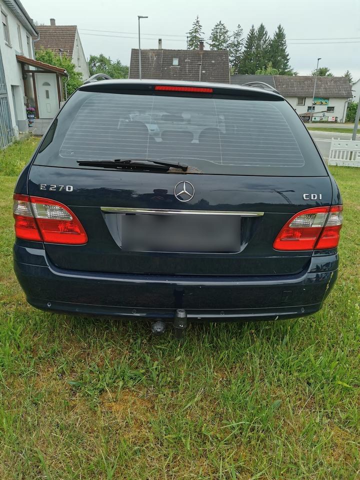 Mercedes Benz E 270 2004 — салон