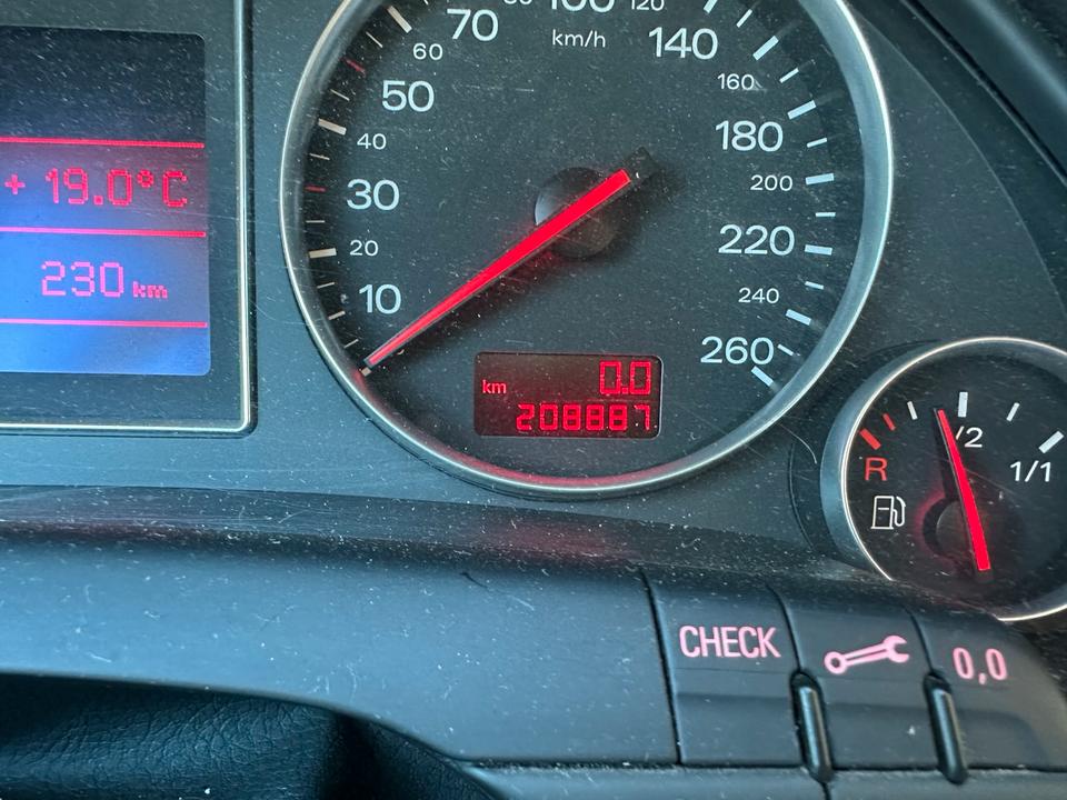 Audi A4 2004 — photo 7