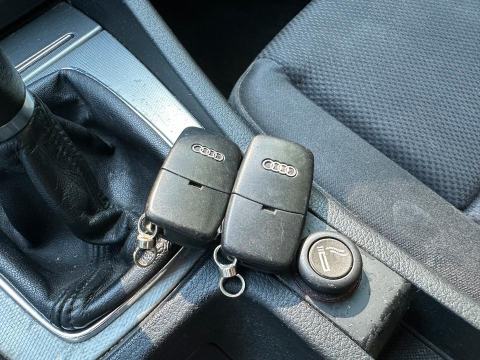 Audi A4 2004 — photo 8