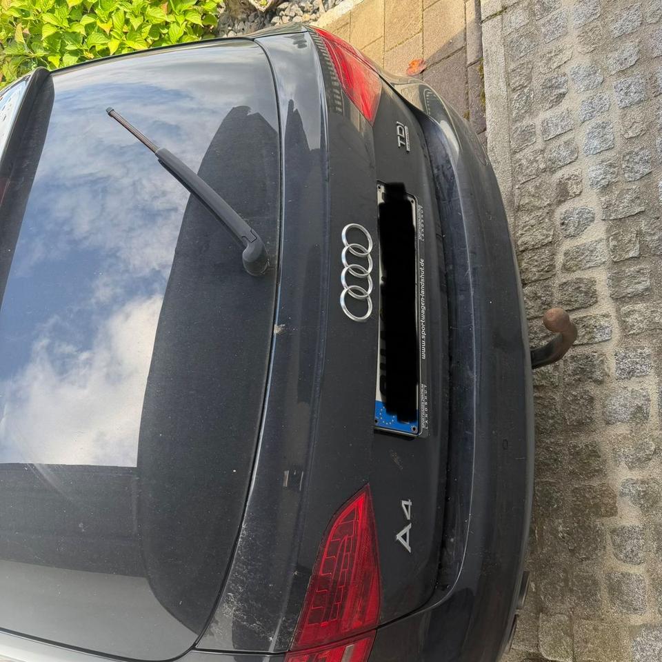 Audi A4 2011 — engine
