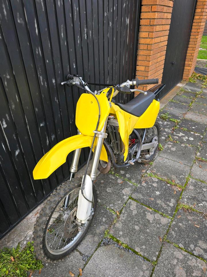 Suzuki RM 85 Motocross, 29PS, Bj 2010 — rear view