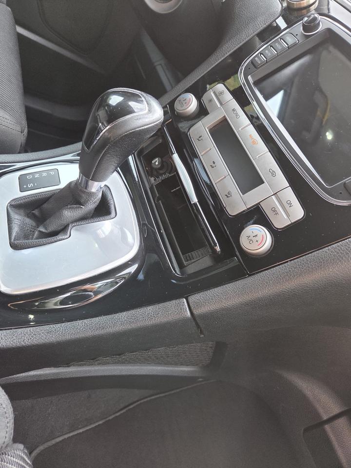 Ford S-Max 2010 — photo 9