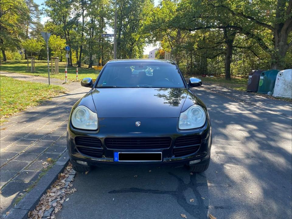 Porsche Cayenne 2004 — rear view