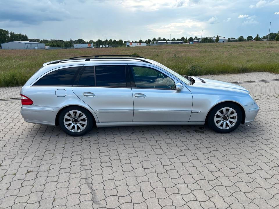 Mercedes Benz E 220 2005 — photo 11