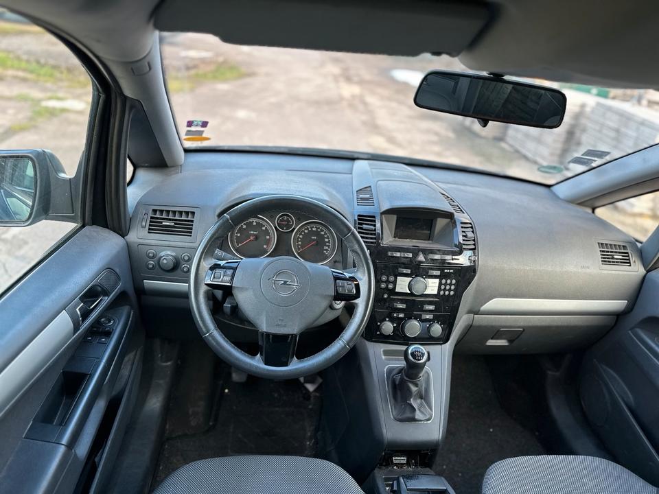 Opel Zafira 2011 — photo 10