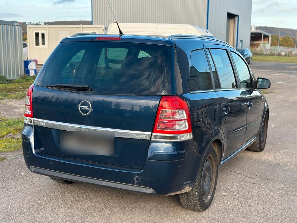 Opel Zafira 2011 — engine