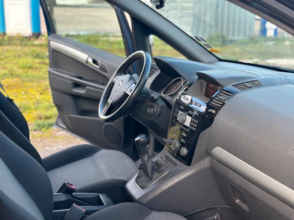 Opel Zafira 2011 — photo 9