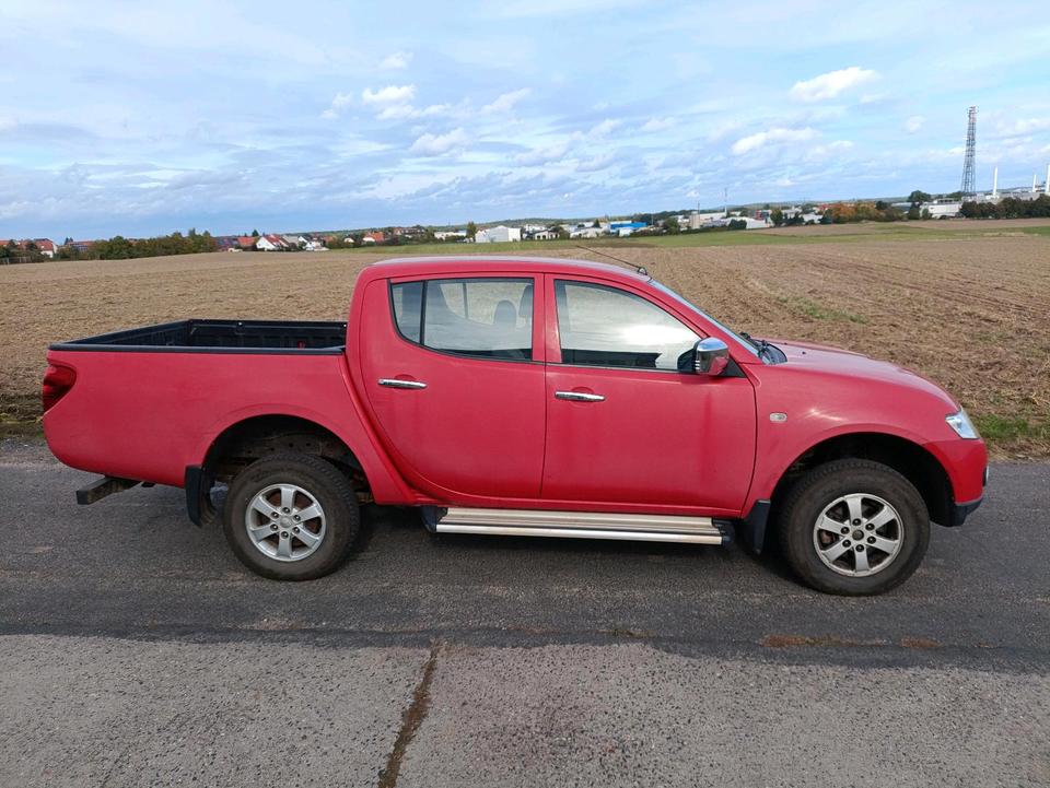 Mitsubishi L200 2011 — rear view