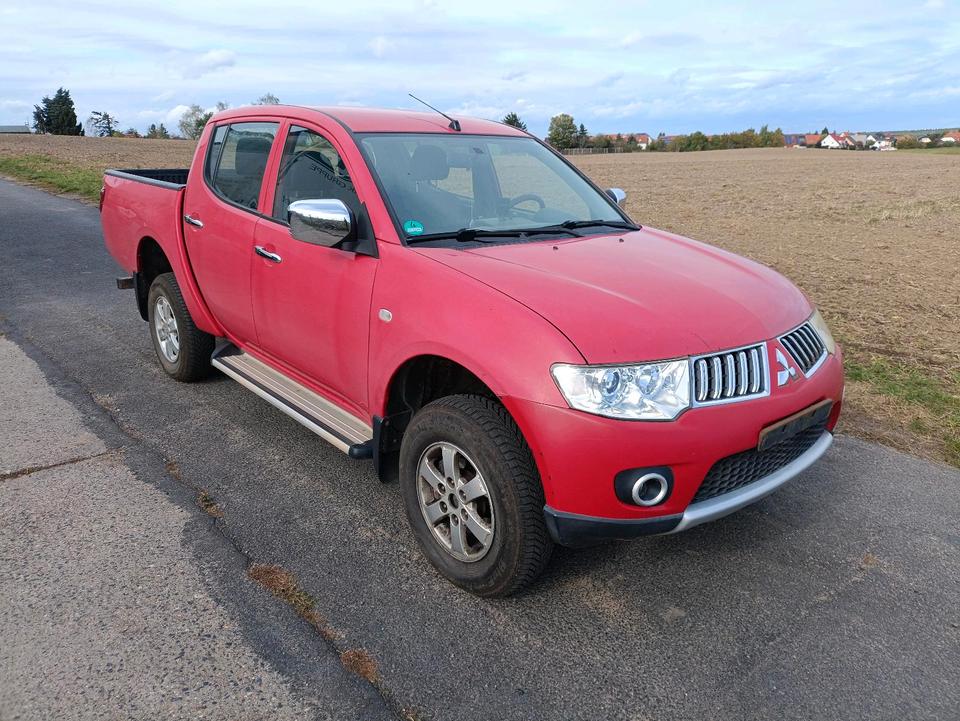 Mitsubishi L200 2011 — interior