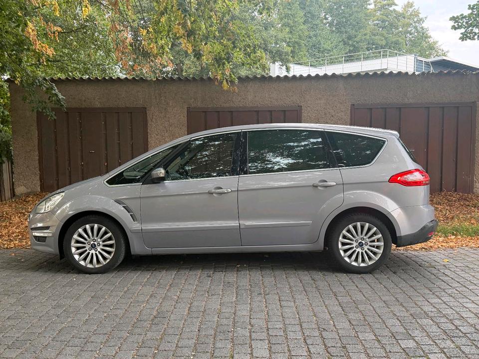 Ford S-Max 2012 — вигляд ззаду