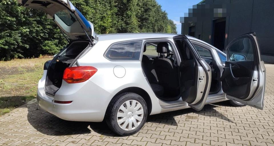Opel Astra 2013 — вигляд ззаду