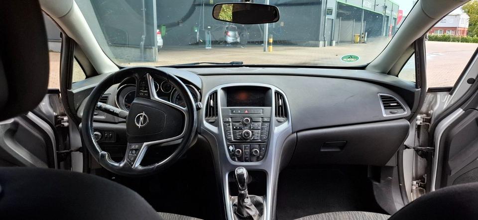 Opel Astra 2013 — двигун