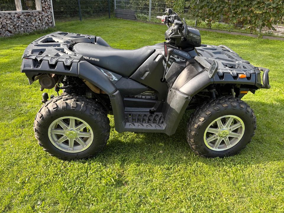 Weitere Motorräder Gelöscht • Polaris Sportsmann 850 XP EFI 4x4 ATV Quad 2011 — вигляд ззаду