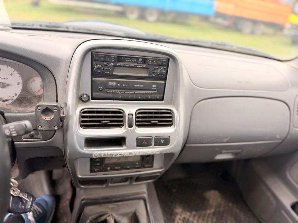 Nissan Navara 2004 — photo 11