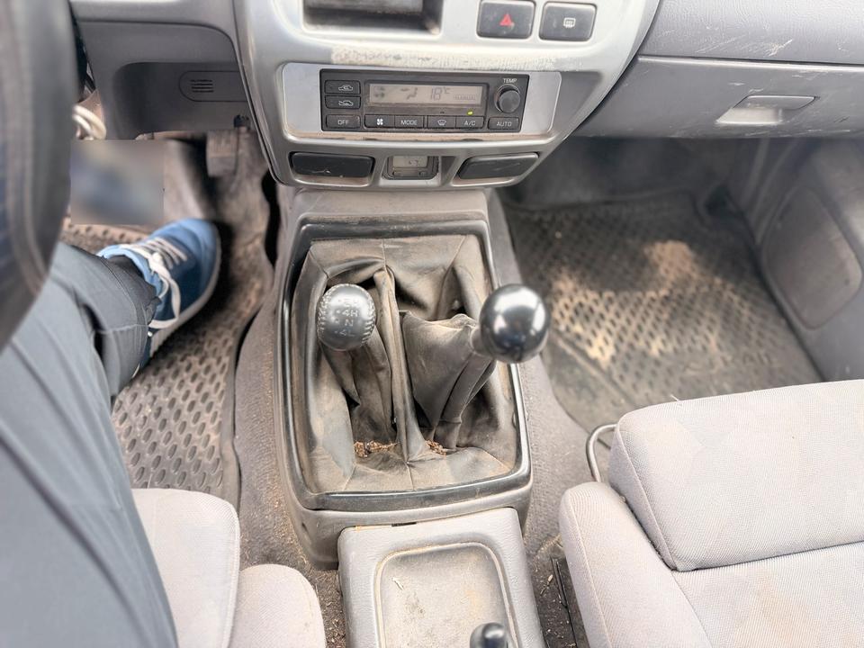 Nissan Navara 2004 — photo 12