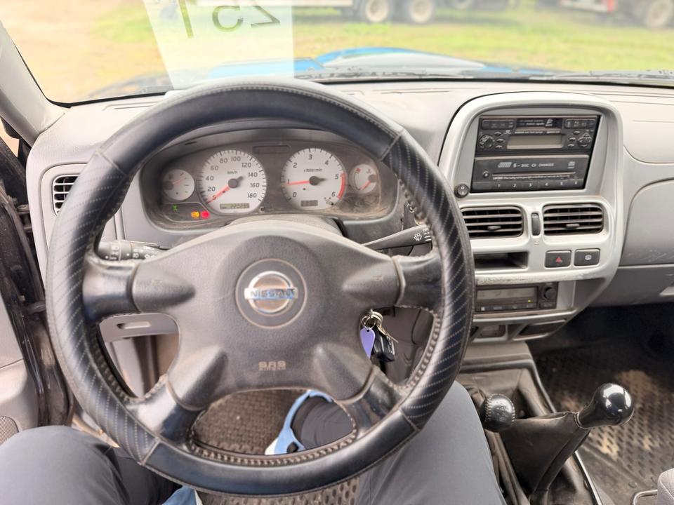 Nissan Navara 2004 — photo 9