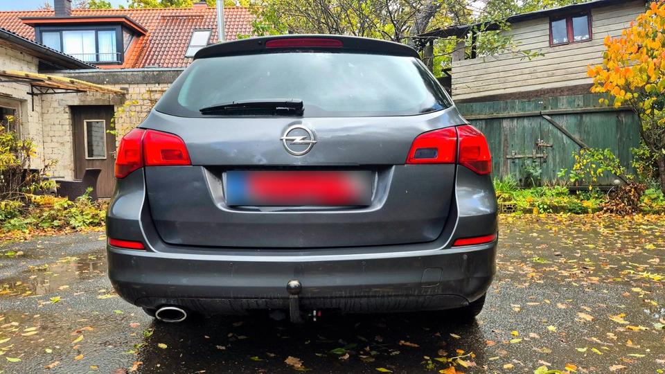 Opel Astra 2012 — салон