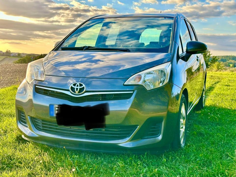 Toyota Verso 2012 — rear view