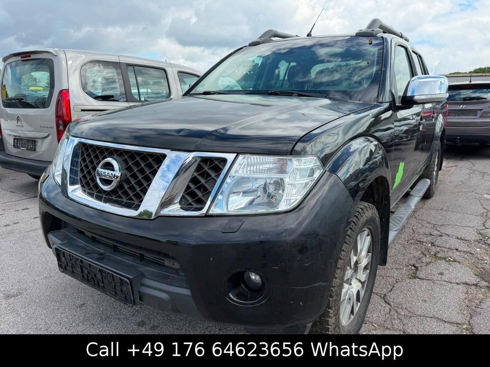 Nissan Navara 2015 — rear view