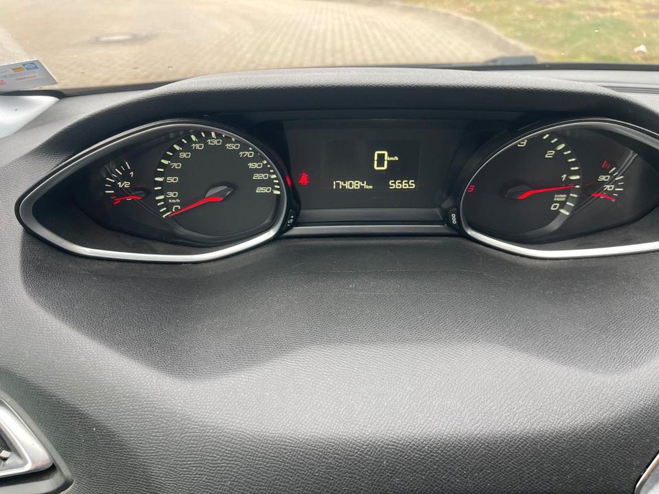 Peugeot 308 2014 — photo 17