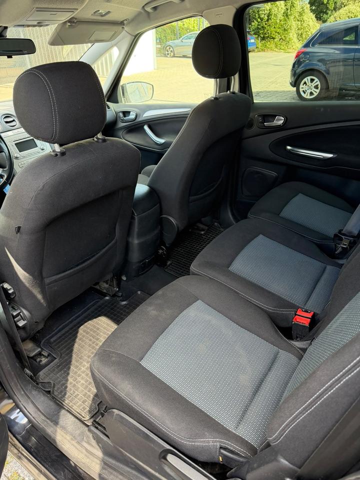 Ford S-Max 2011 — photo 11