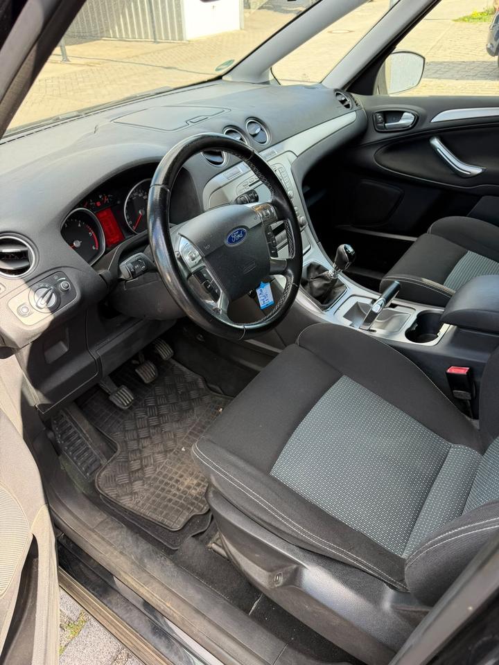 Ford S-Max 2011 — photo 13