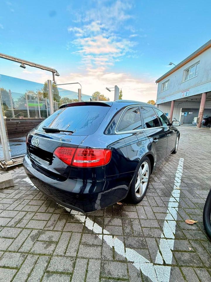 Audi A4 2009 — салон