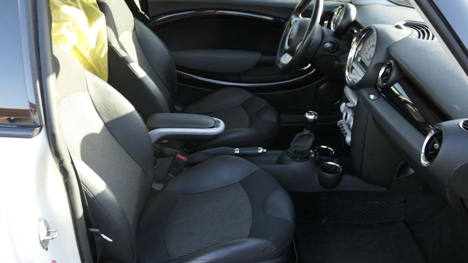 Mini Cooper S 2010 — photo 11