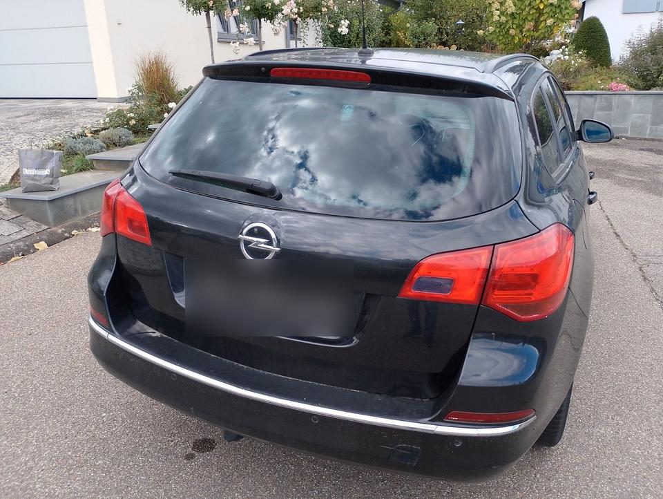 Opel Astra 2012 — interior