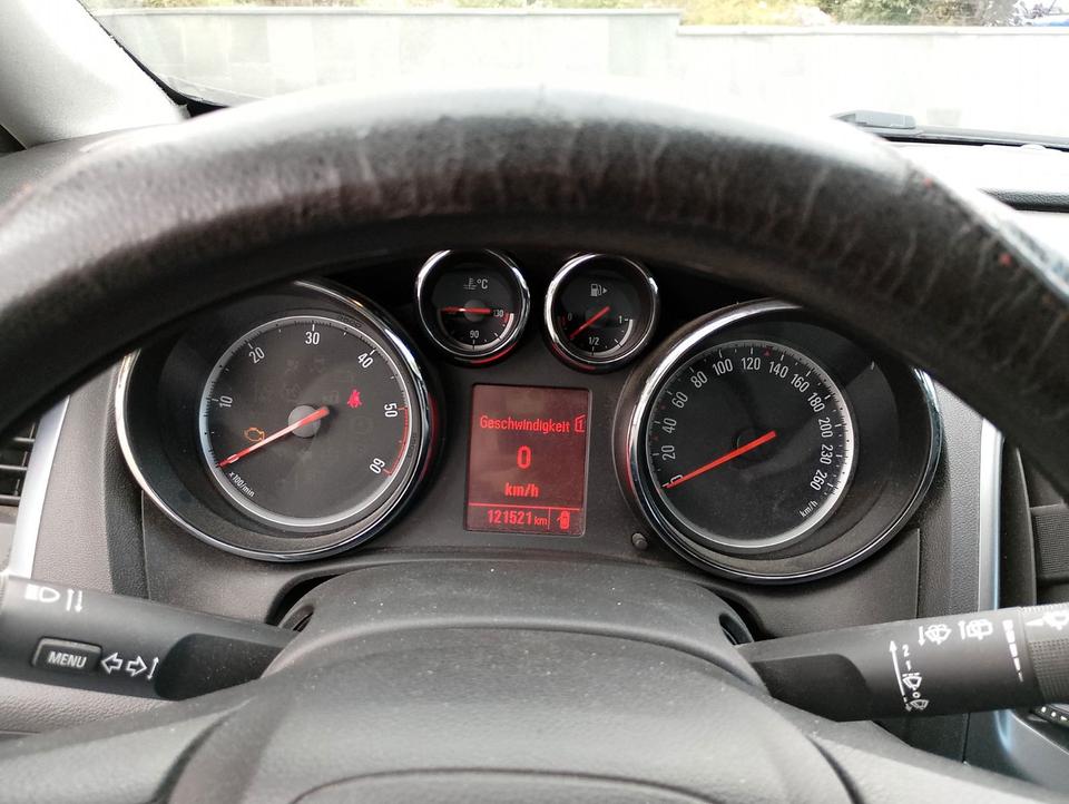 Opel Astra 2012 — engine