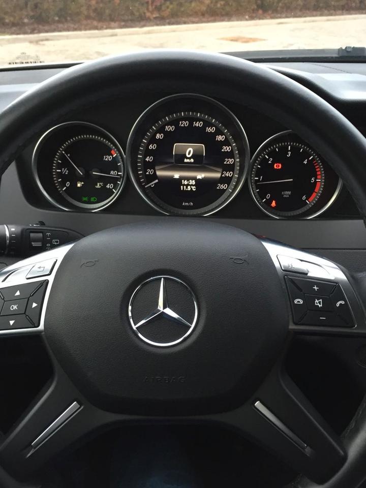 Mercedes Benz C 200 2012 — engine