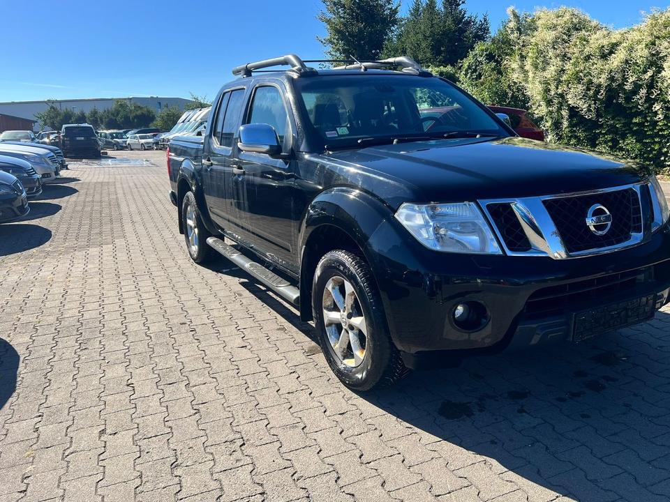 Nissan Navara 2011 — rear view