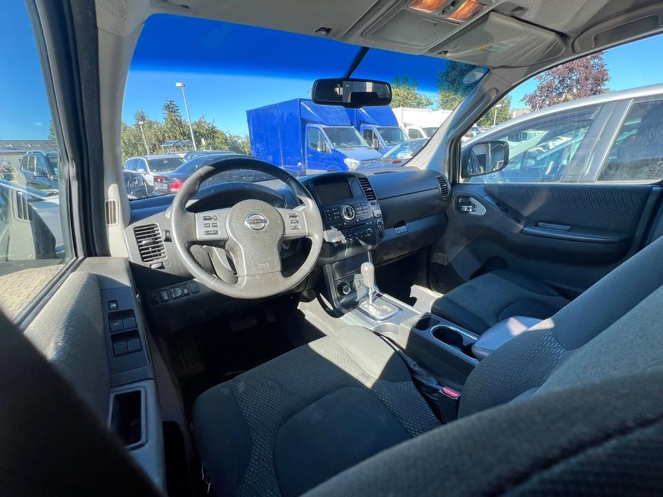 Nissan Navara 2011 — photo 8
