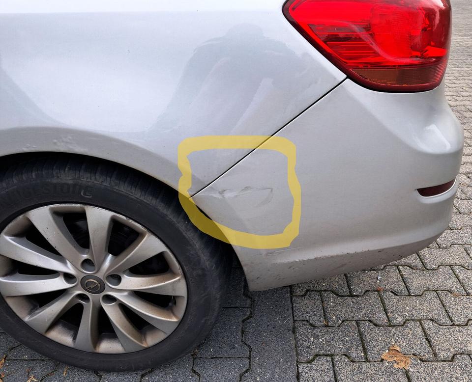 Opel Astra 2012 — вигляд ззаду