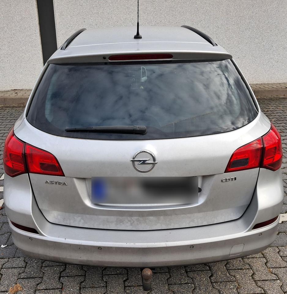 Opel Astra 2012 — салон