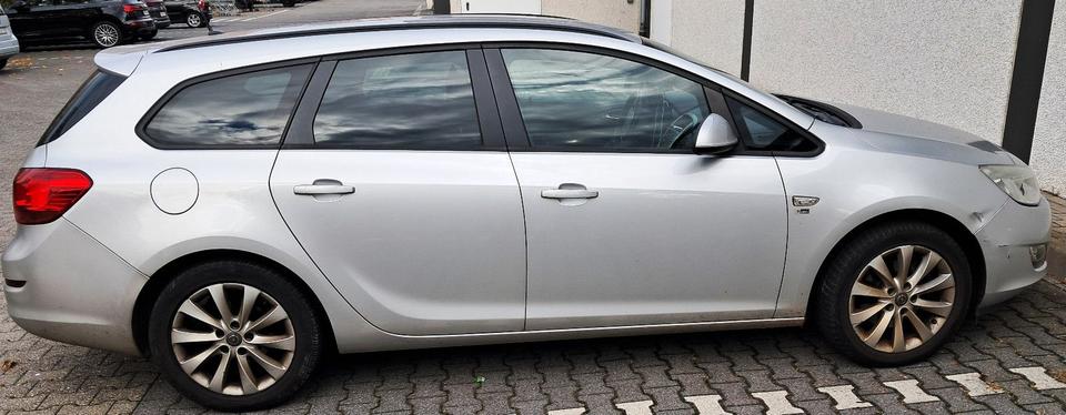 Opel Astra 2012 — двигун