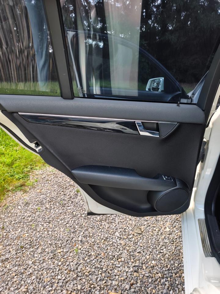 Mercedes Benz C 220 2010 — photo 13